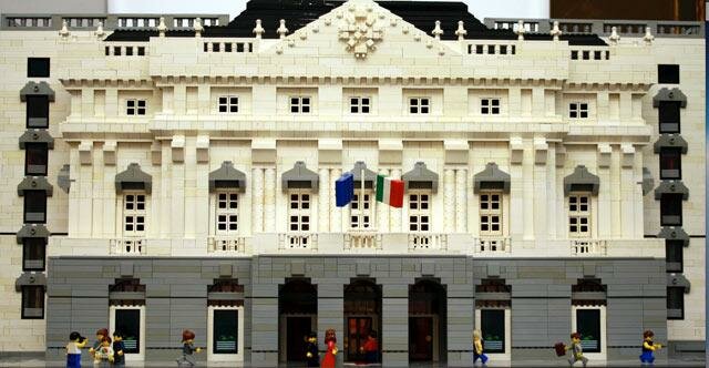 La Scala di Milano in 30.000 mattoncini LEGO