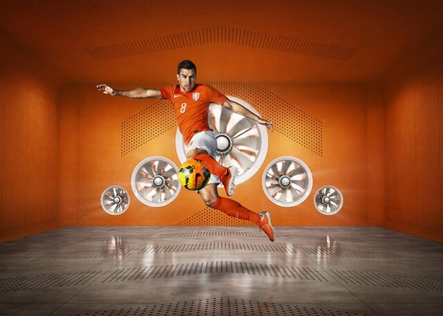 Sneijder e Strootman presentano la nuova maglia dell'Olanda